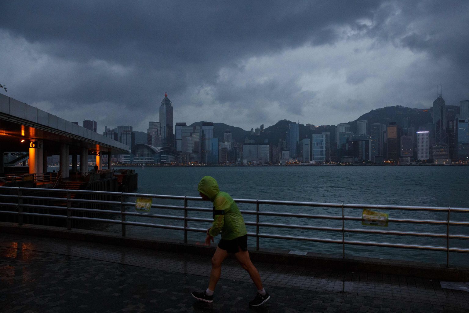 Taifuun Haima läheneb Hongkongile.