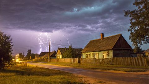 Latvijo zajeli nevihtni oblaki z nevihtami
