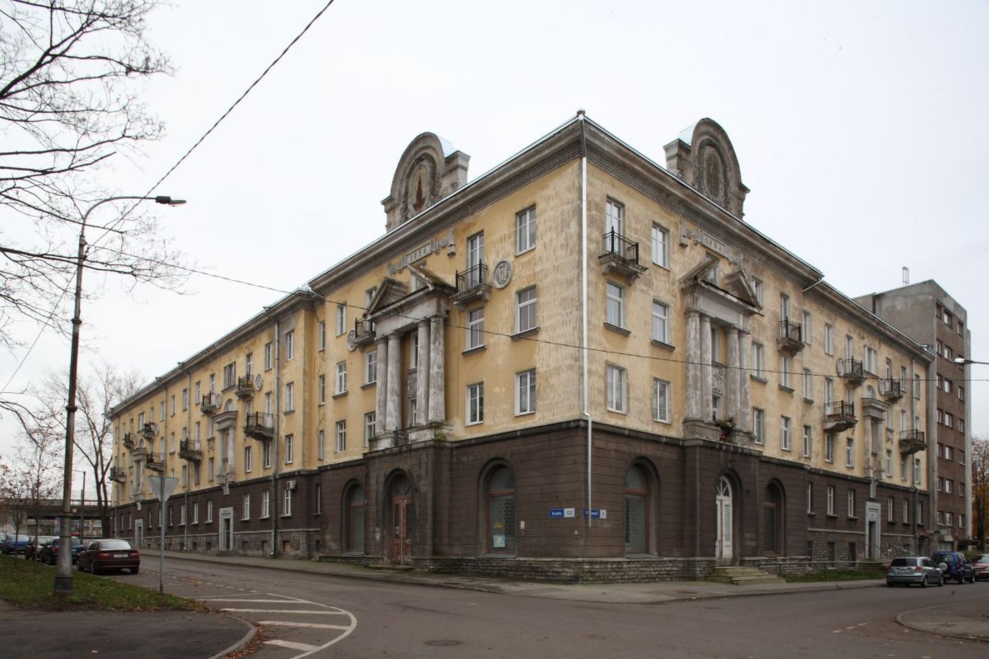 Stalinistliku arhitektuuri üks eredamaid näiteid - elamu Koidu tn 122.