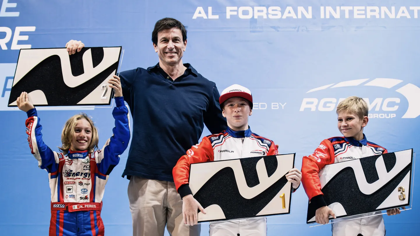 Mercedese F1-tiimipealik Toto Wolff premeerimas paremaid, sealjuures Albert Tamme (paremal).