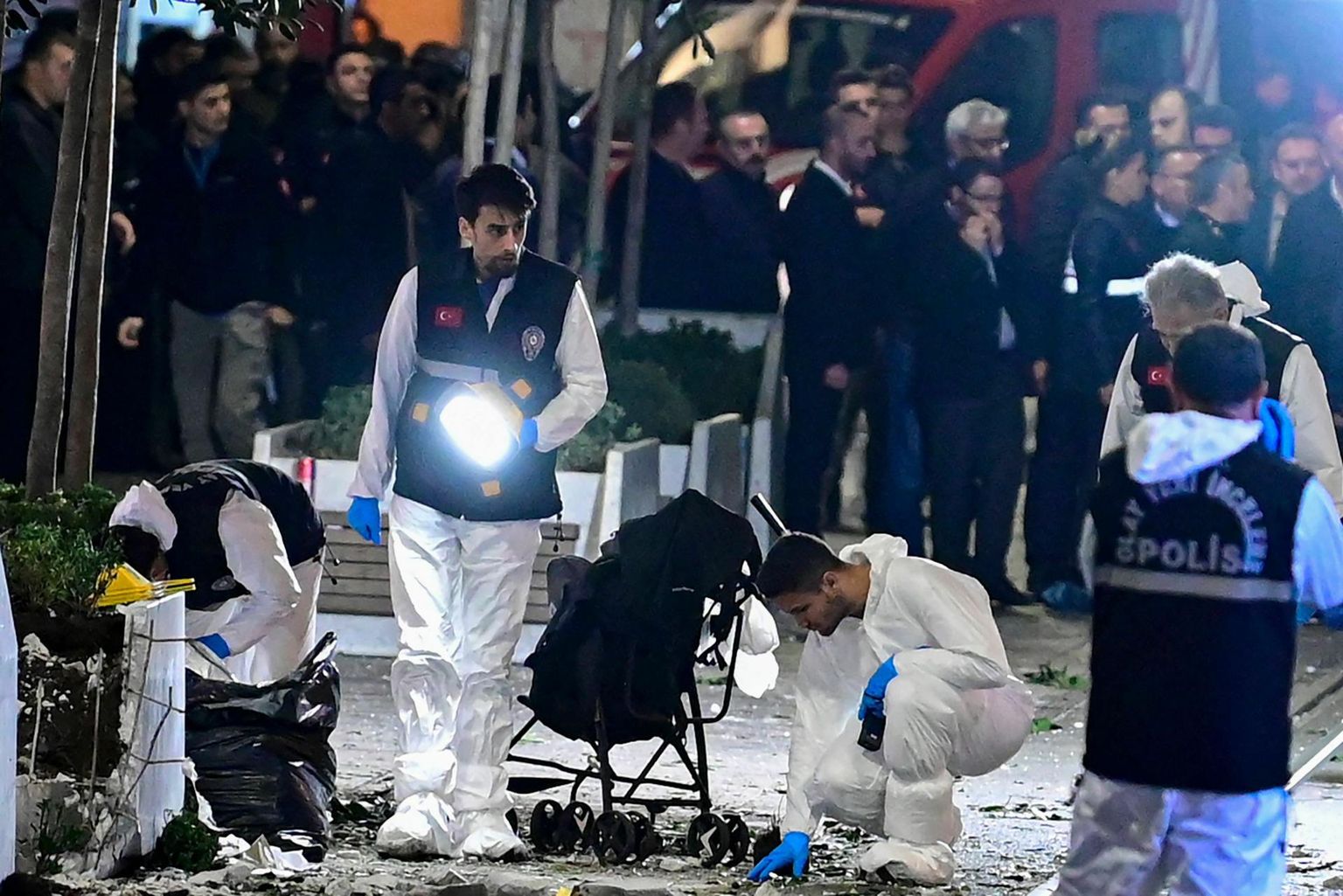 Türgi kohtueksperdid pärast plahvatust sündmuspaigal İstiklali avenüül. 