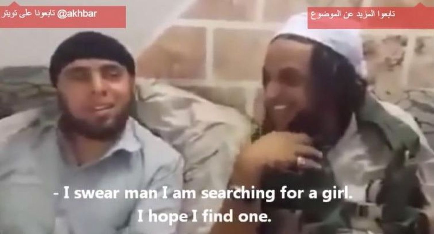 Kaader videost, millel on näha orje osta tahtvaid Islamiriigi võitlejaid