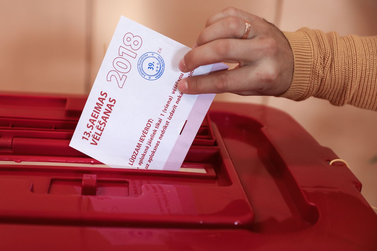 13.Saeimas vēlēšanu norise 39.vēlēšanu iecirknī Rīgas Avotu pamatskolā.