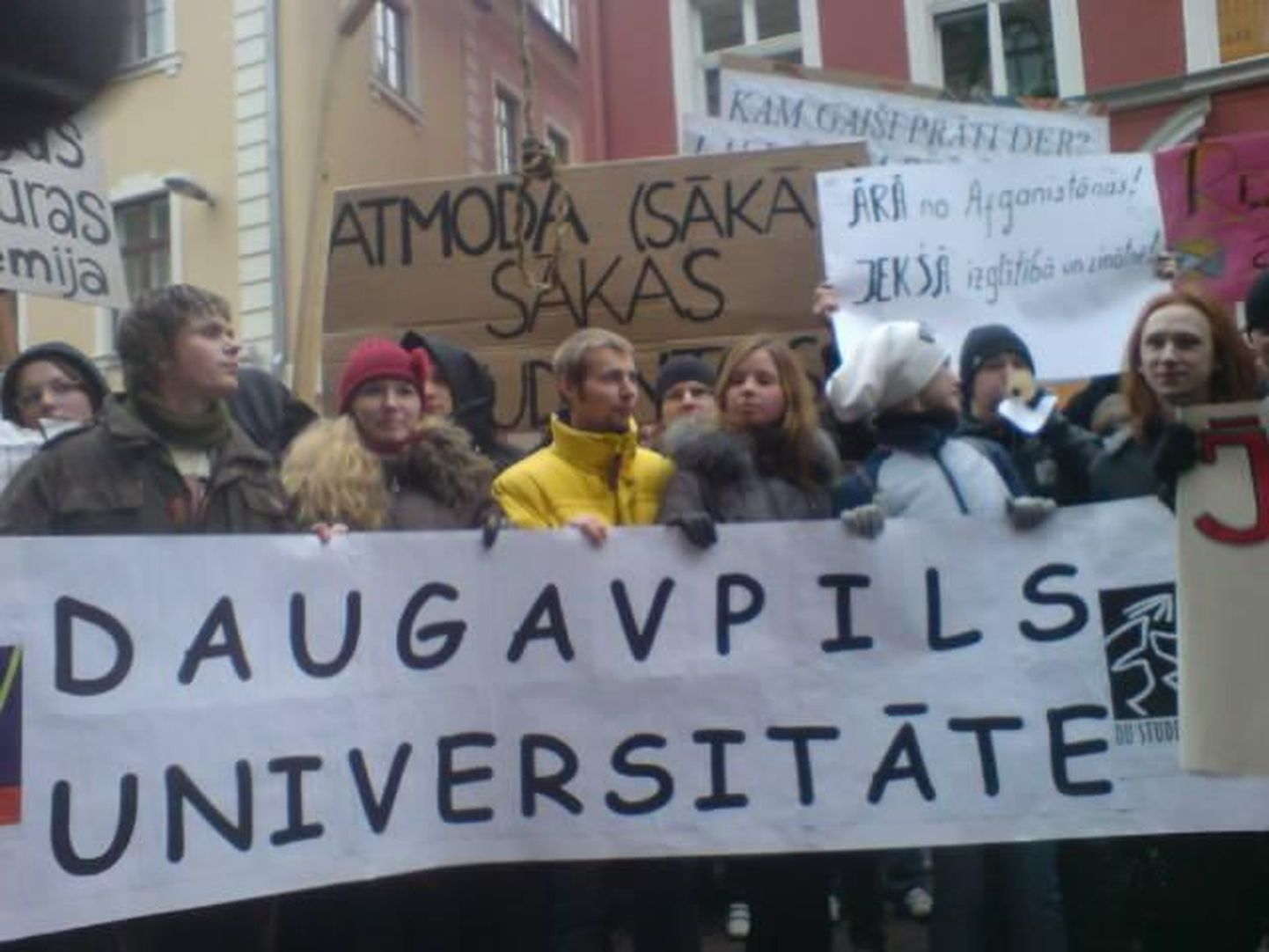 Meeleavaldajad Läti seimi ees.