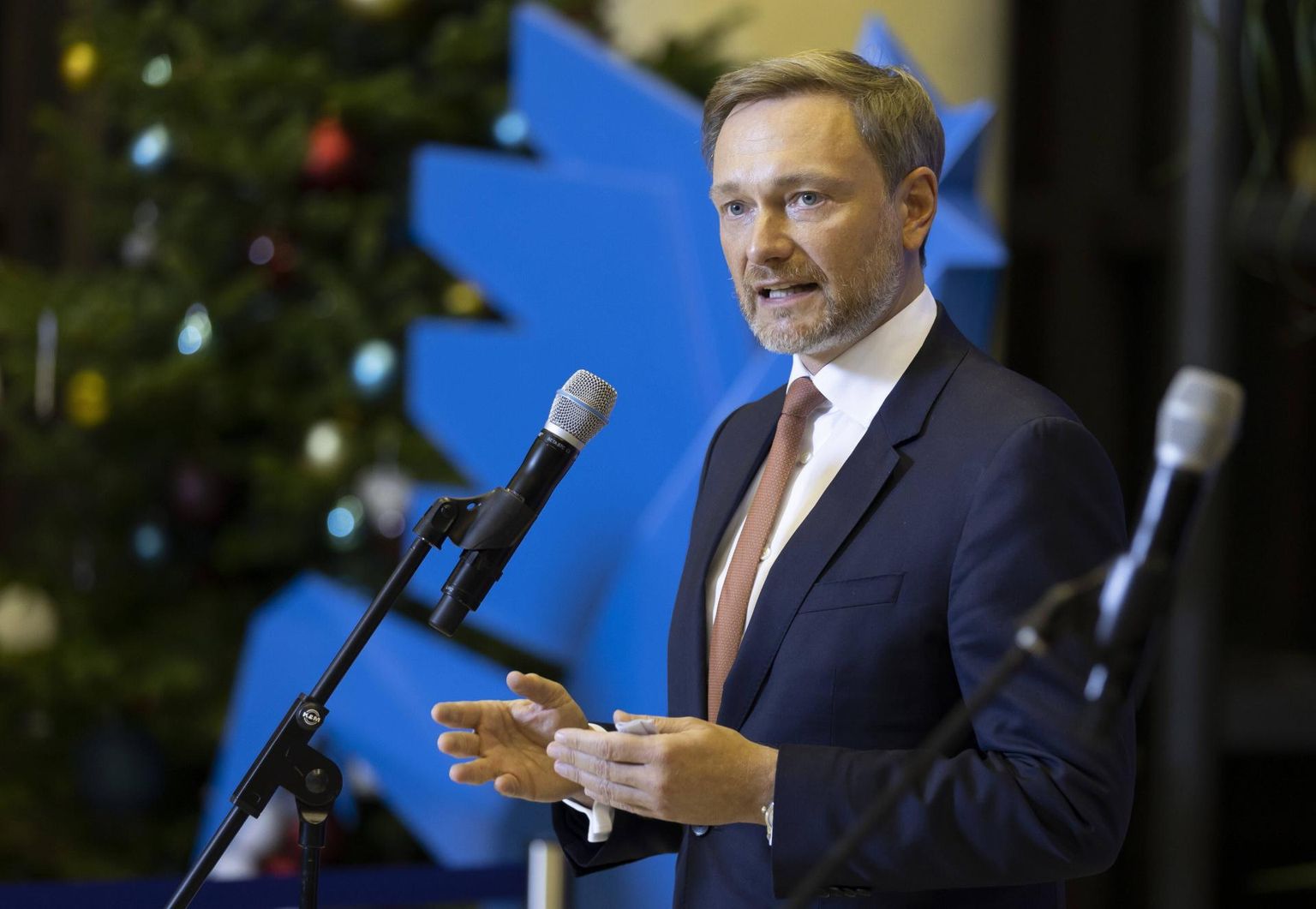 FDPga teismelisena liitunud Lindner tegi parteiridades läbi kiire tõusu, saades juba 25-aastaselt Nordrhein-Westfaleni liidumaa partei peasekretäriks. 