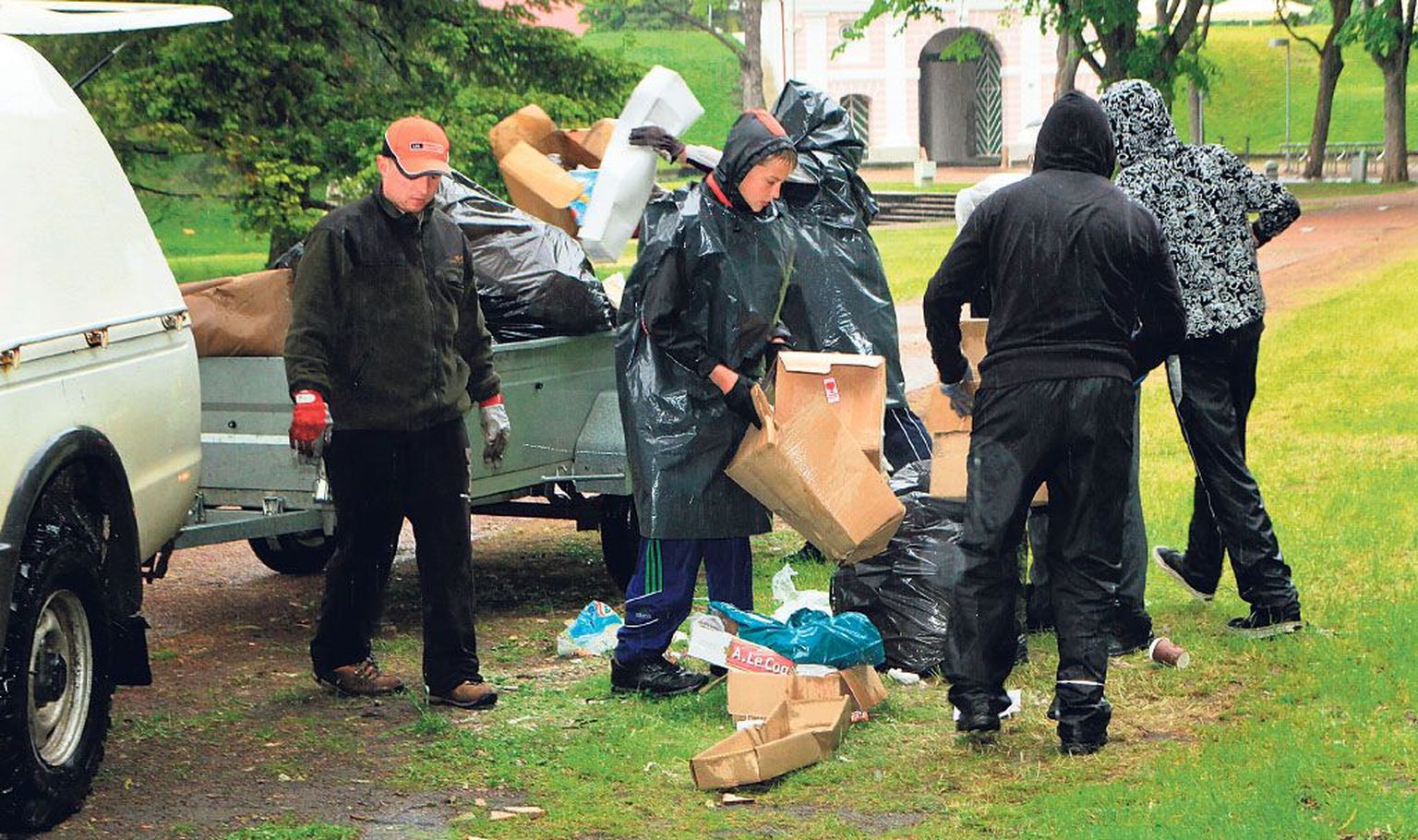 Esmaspäeval trotsisid vihma Audru kooli õpilased, kes tulid pärnakatele appi “Grillfesti” järel Vallikääru ümbrust koristama.