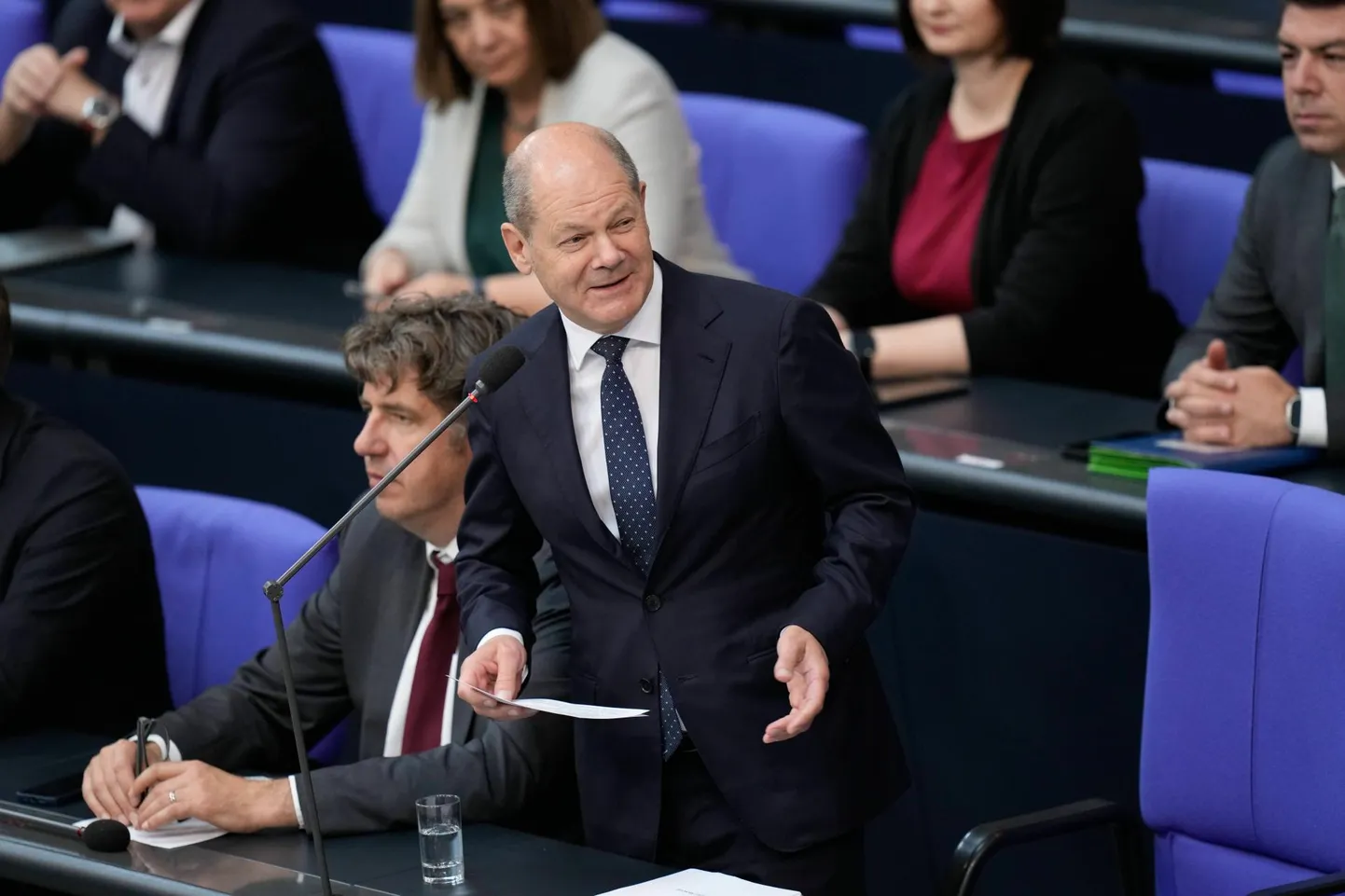 Saksamaa sotsiaaldemokraadist kantsler Olaf Scholz eile liidupäeva saadikute tuleva aasta eelarvet puudutavatele küsimustele vastamas.