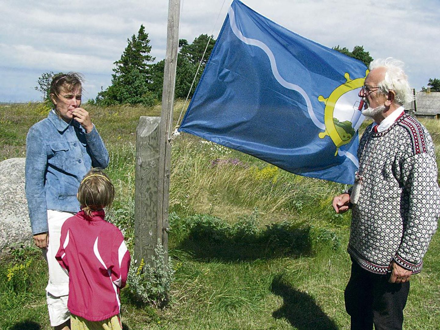 Manija saare päeva avamise eel peavad lipuvarda juures nõu Kasõ Mark ja Piirissaare vallavanem Liina Miks.