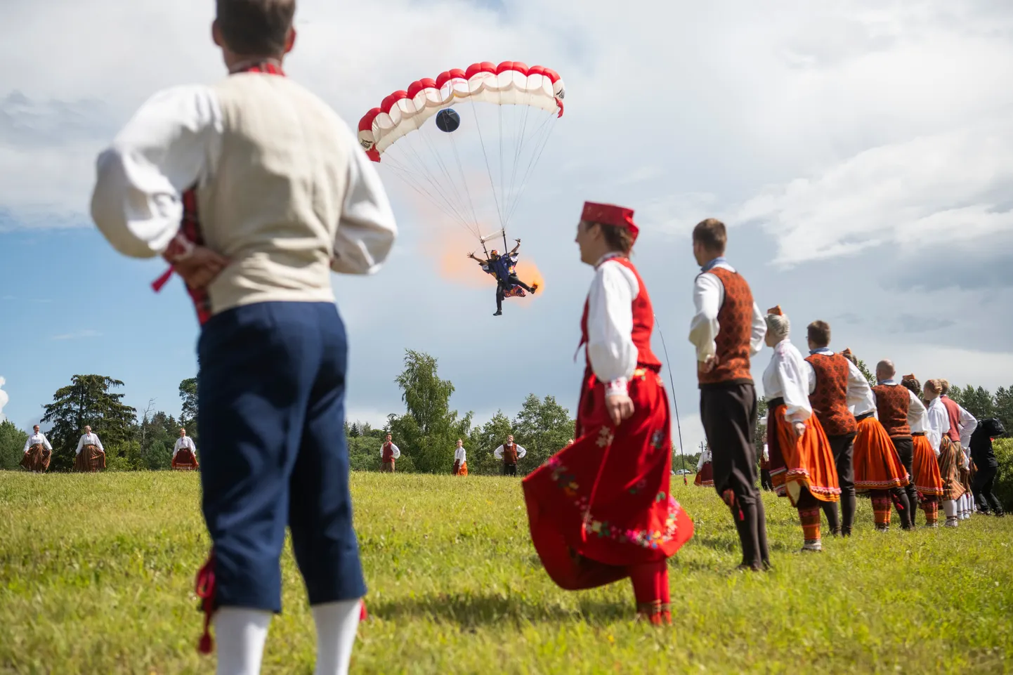 Rally Estonia on igakord pakkunud üllatusi ka väljaspool ralliradasid. Näiteks 2023. aastal toimus vägev show enne punktikatse algust.