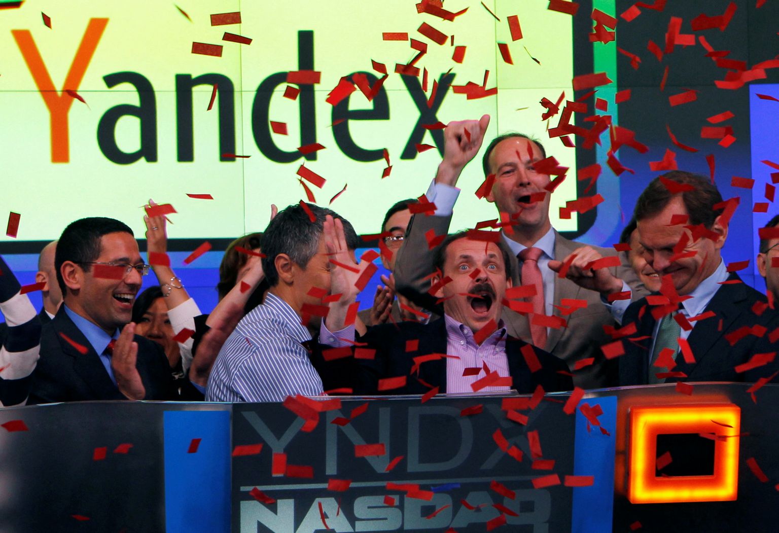 Yandexi asutaja Arkadi Volož (paremalt teine)  2011. aasta 24.mail ettevõtte aktsiatega Nasdaqil kauplemise alustamist tähistamas.