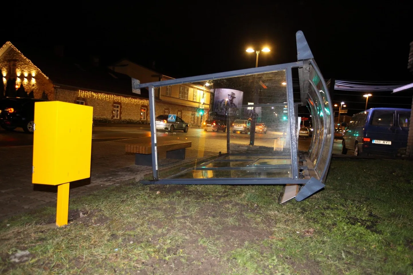 Tugev tuul lükkas kolmapäeva pärastlõunal Rakveres ümber Jakobsoni tänava bussiootepaviljoni.