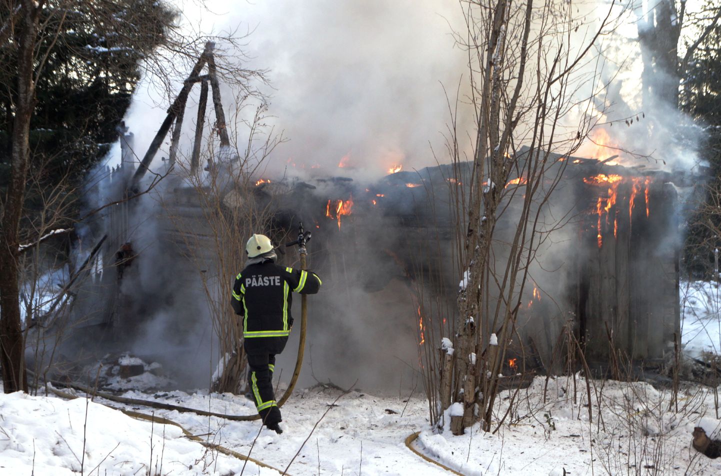 Surju vallas Jaamakülas hävis tulekahjus ühekorruseline elamu.