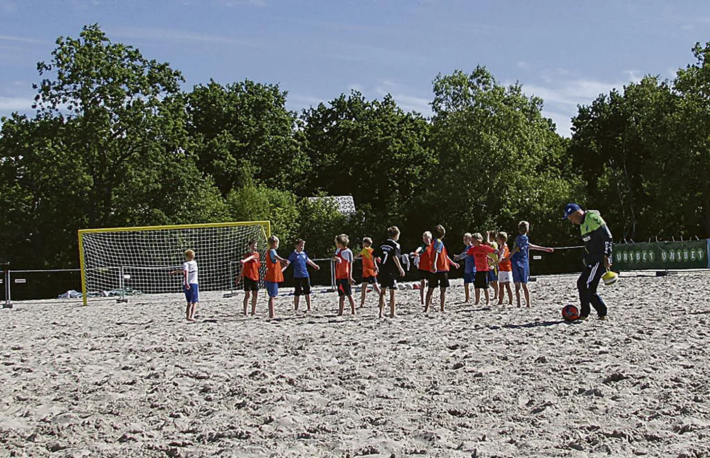 Eile harjutasid Pärnu kuursaali vastas uuel rannajalgpalliväljakul noored vutiässad.