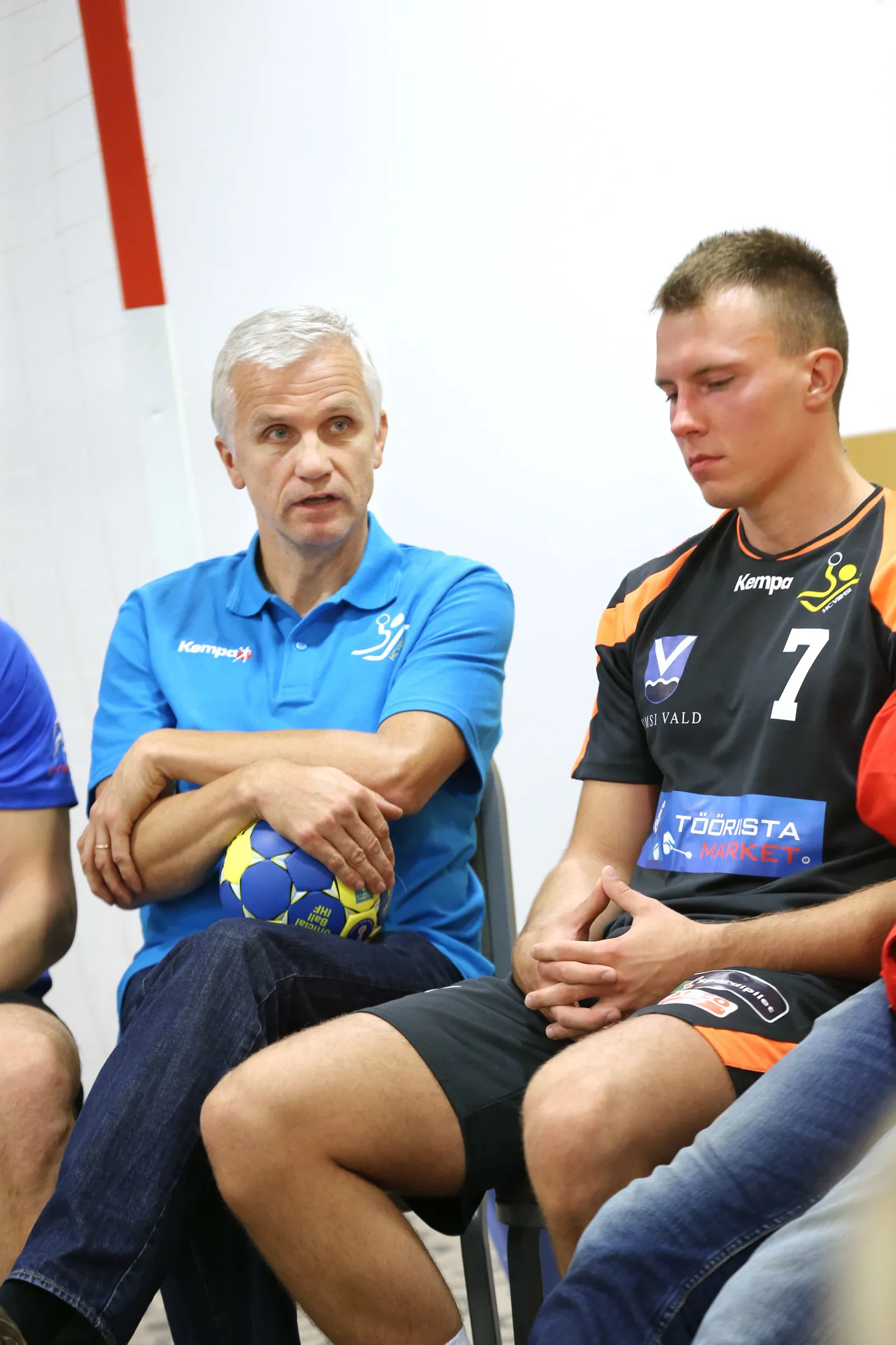 Viimsi/Tööriistamarket peatreener Ain Pinnonen ja mängija Rasmus Peterson.