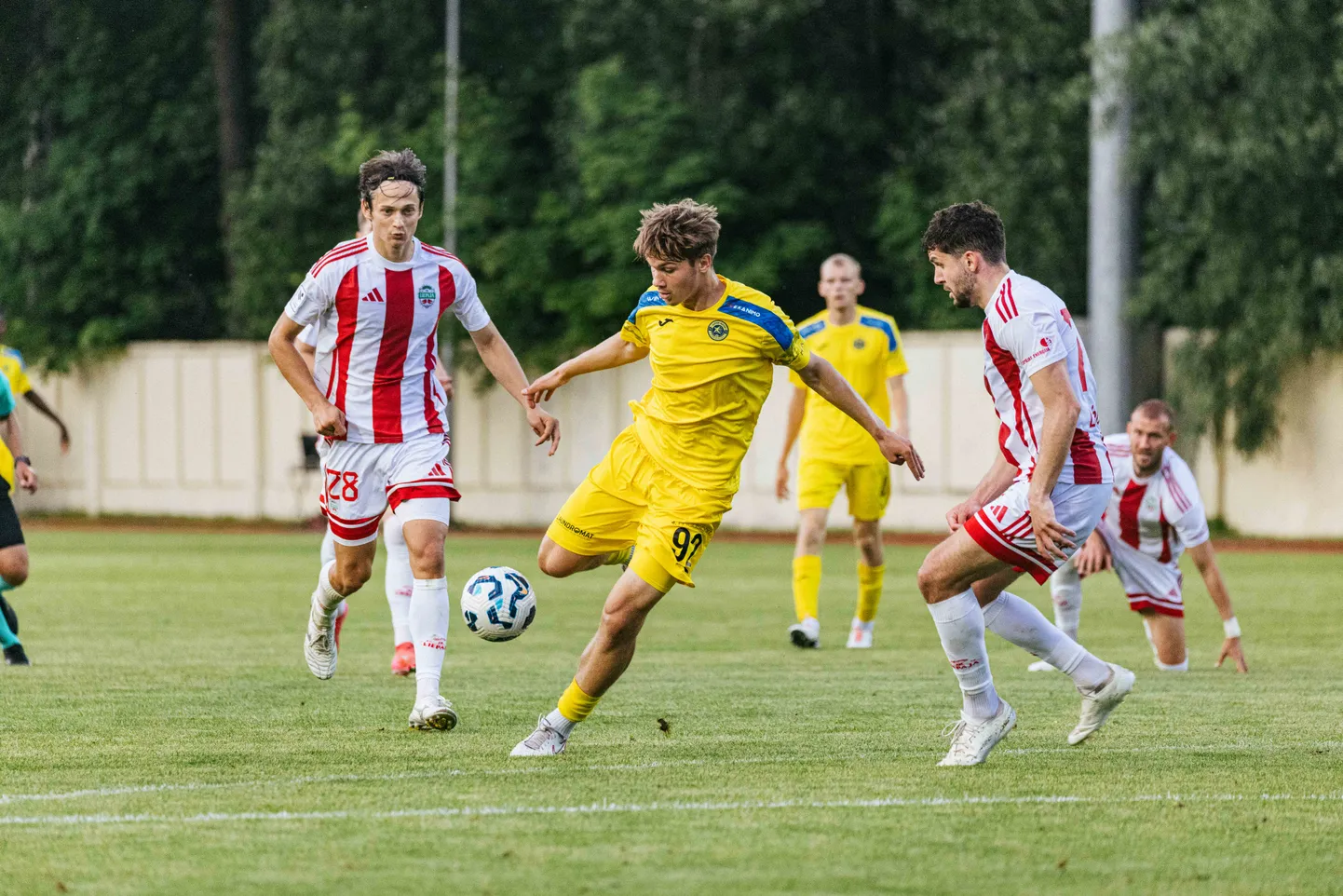 "SK Super Nova" un "FK Liepāja" futbolisti Jāņa Skredeļa stadionā.