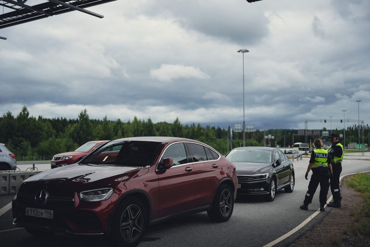 Soome tollitöötajad kontrollimas Lappenrantas Nuijamaa piiripunktis Venemaalt Soome saabunud autosid. Foto on tehtud 28. juulil 2022