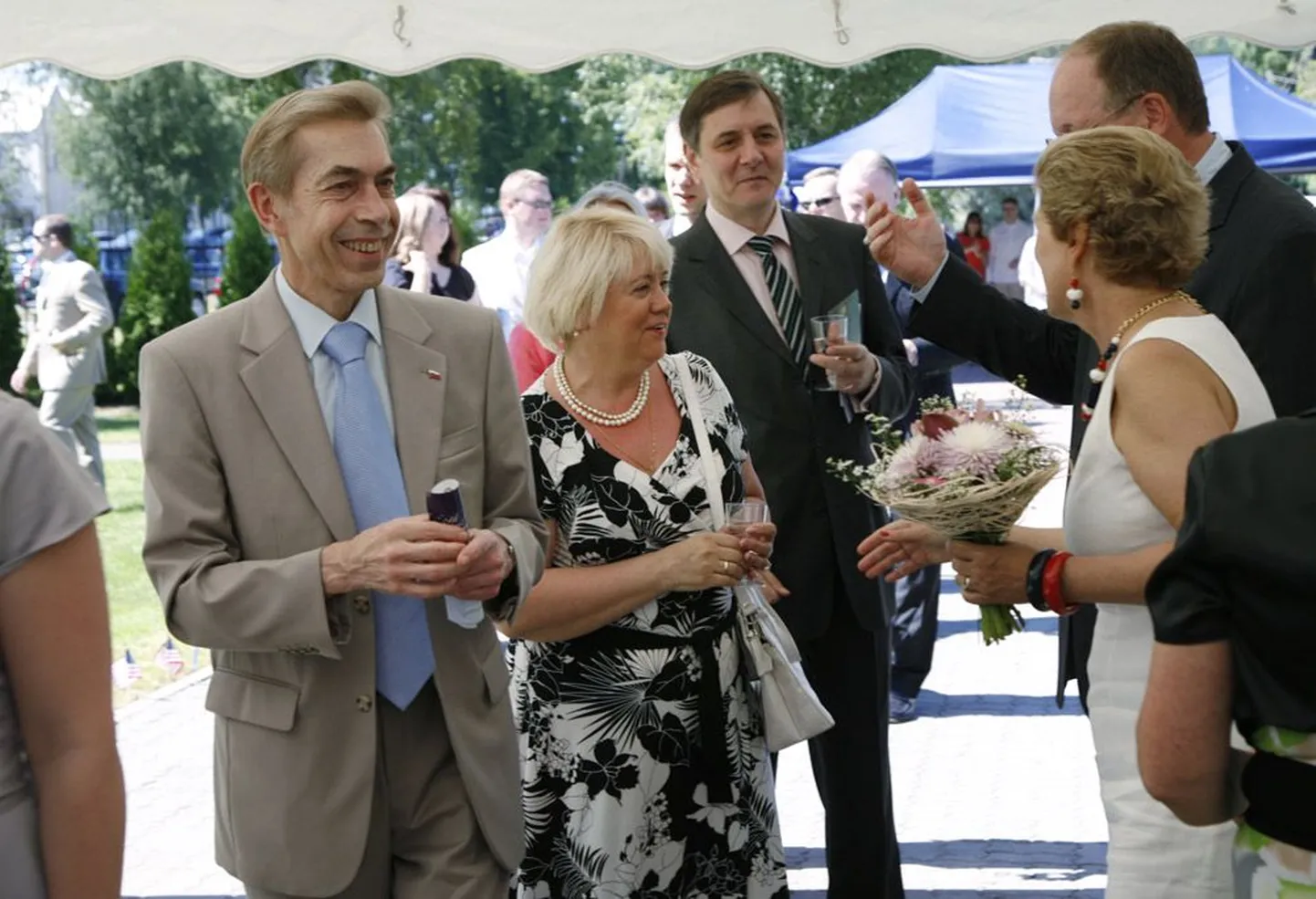 Поздравить коллег пришли посол России в Эстонии Николай Успенский (слева) и его супруга Лариса.