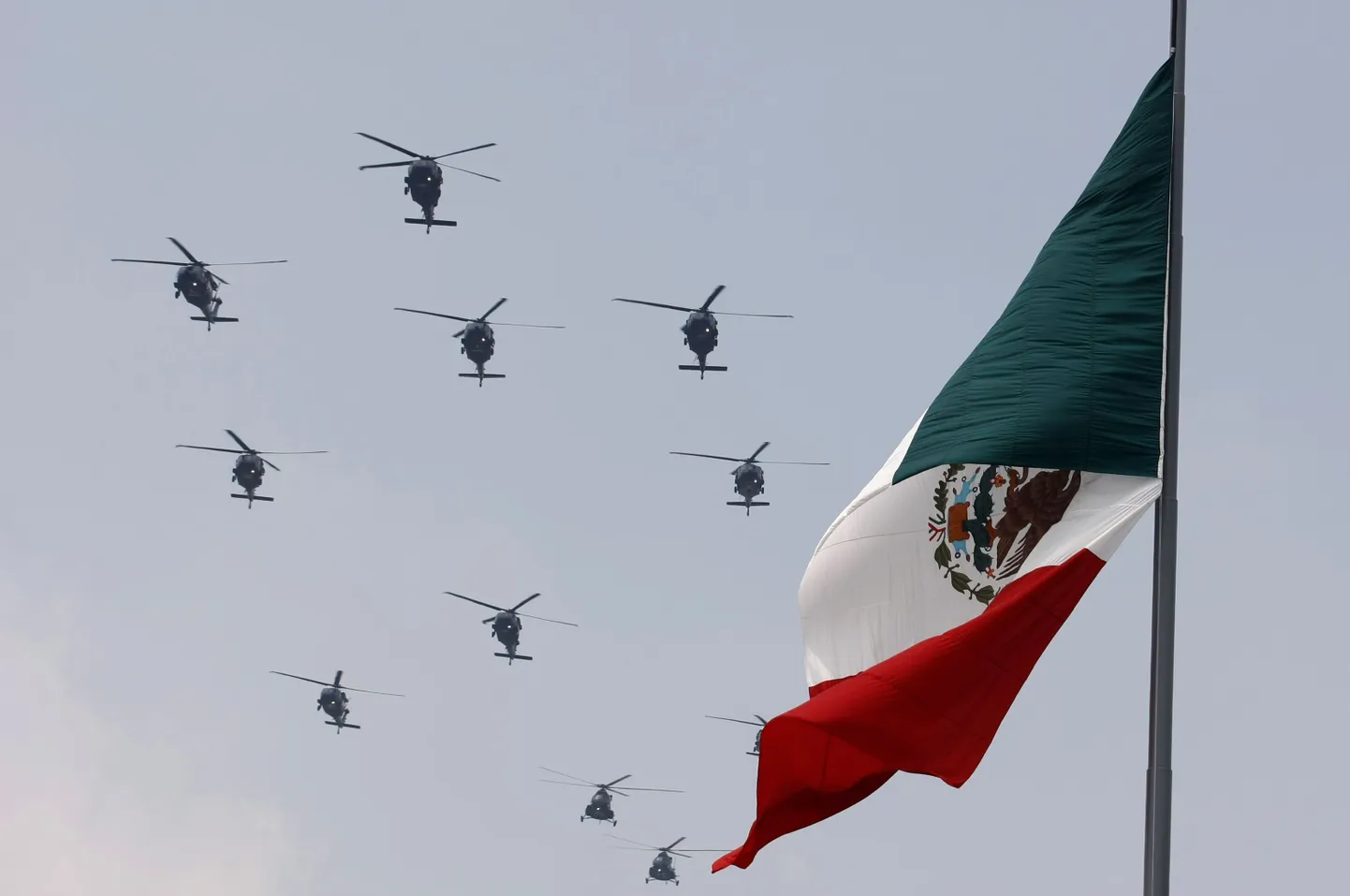 Mehhiko lipp ja õhujõudude kopterid.