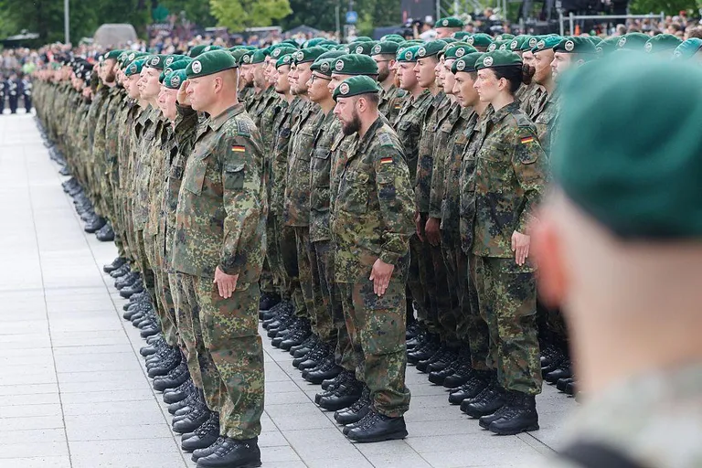 Немецкие военные на торжественной инаугурации.