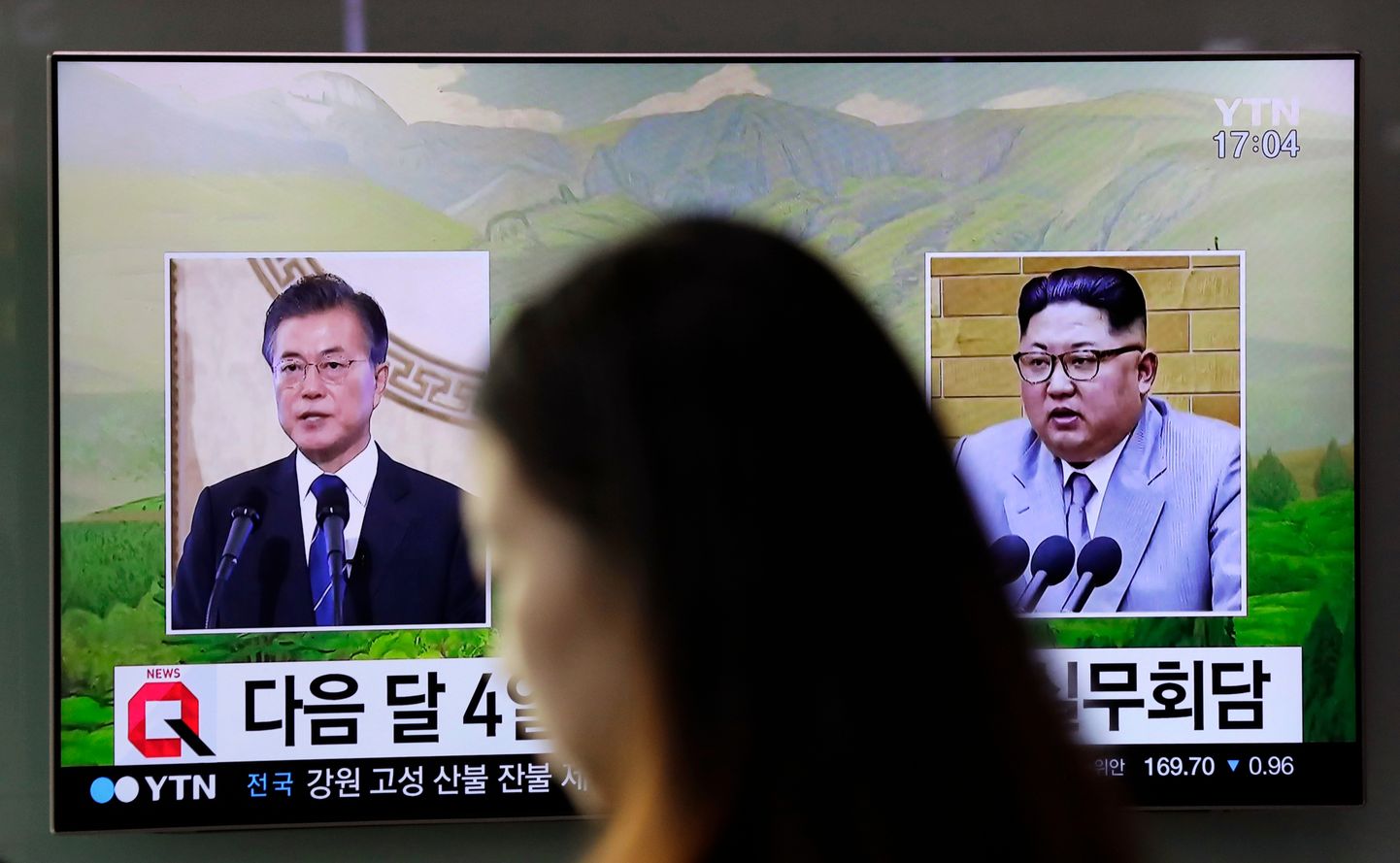 Põhja-Korea liidri Kim Jong-uni ja Lõuna-Korea presidendi Moon Jae-ini pildid teleekraanil Soulis.