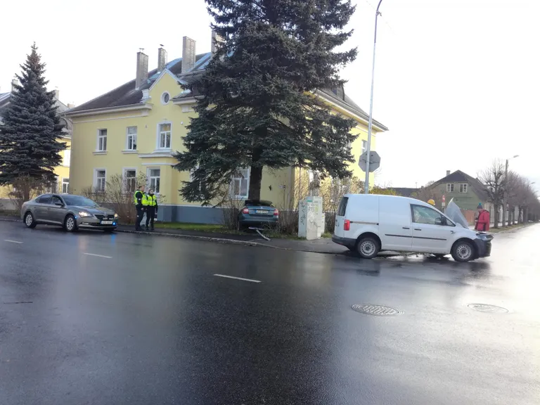 Pärnus Aia ja Karusselli tänava ristmikul põrkasid kokku Škoda ja Volkswageni sõiduauto.