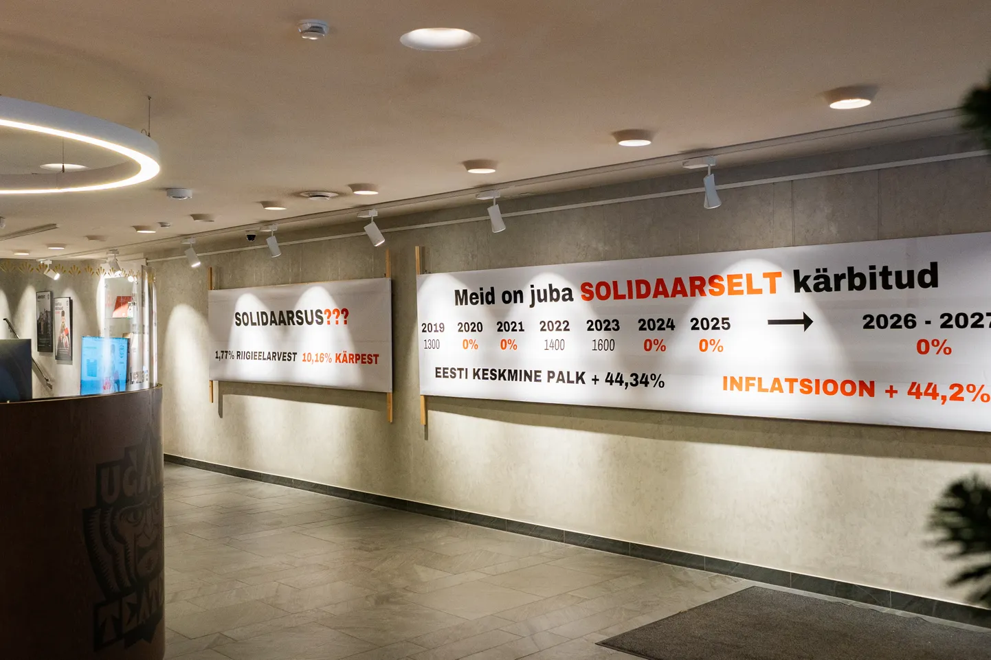 Toompeal käinud plakatid keskenduvad solidaarsuse mõistele ja selle vääriti kasutamisele kärbete valguses.