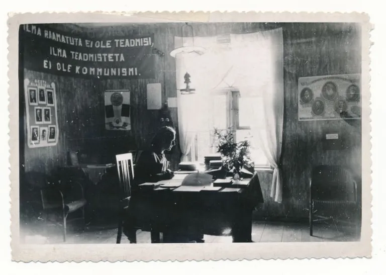 Liivil, Liivi raamatukogu juhataja E. Uritamm 1950.a. Mustvalge., HM F 1600:175 Ff, Haapsalu ja Läänemaa Muuseumid SA