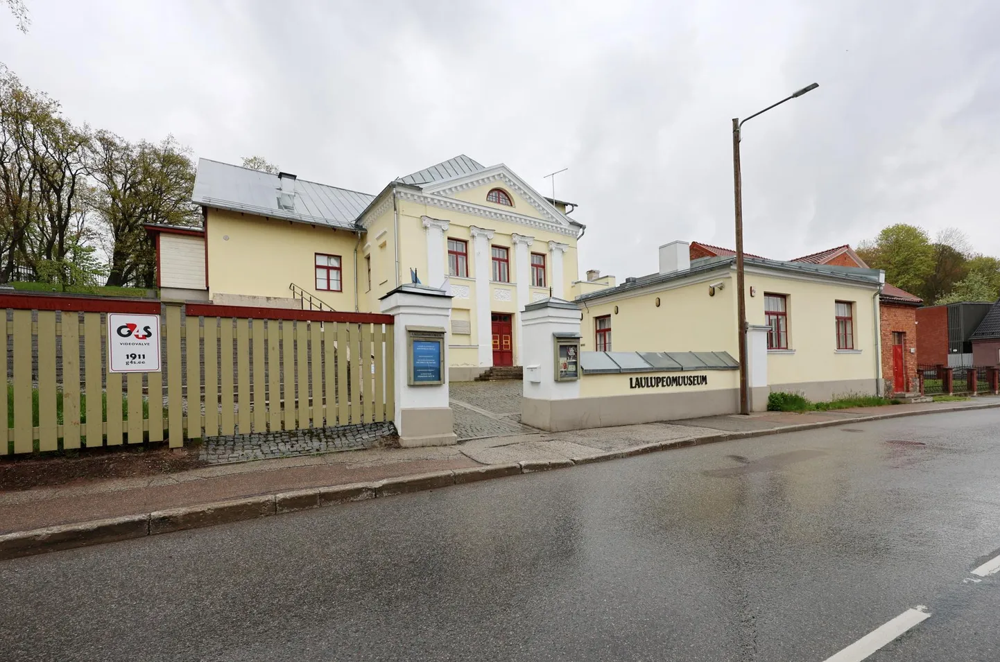 Tartu laulupeomuuseum asub Jaama tänava majas, kus enne ümberehitust tegutses lasteaed.