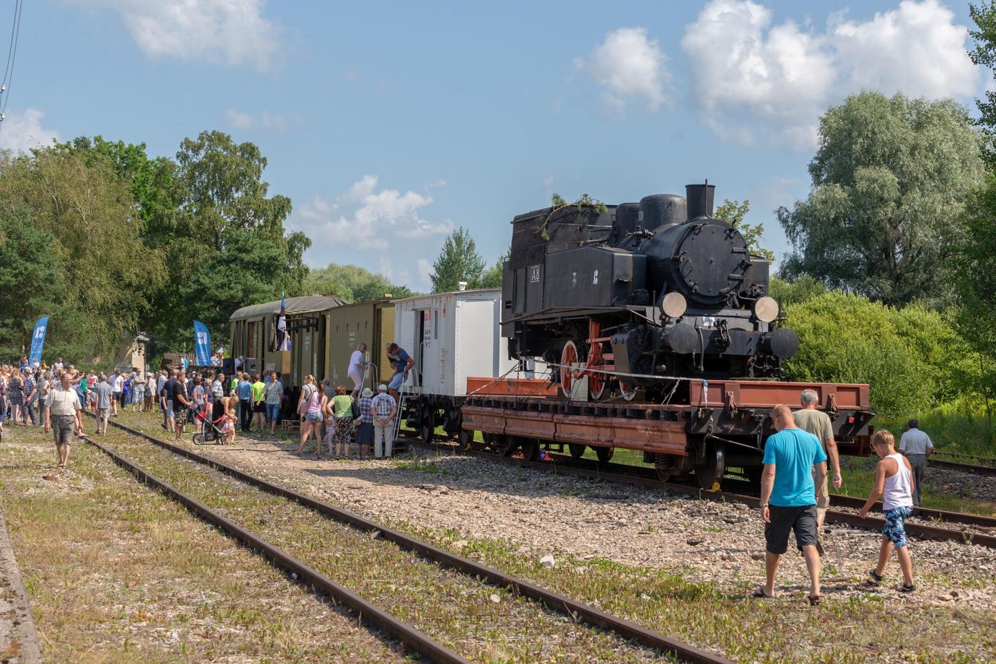 Soomusrong number 7 «Wabadus» ootab uudistajaid Viljandi raudteejaamas.