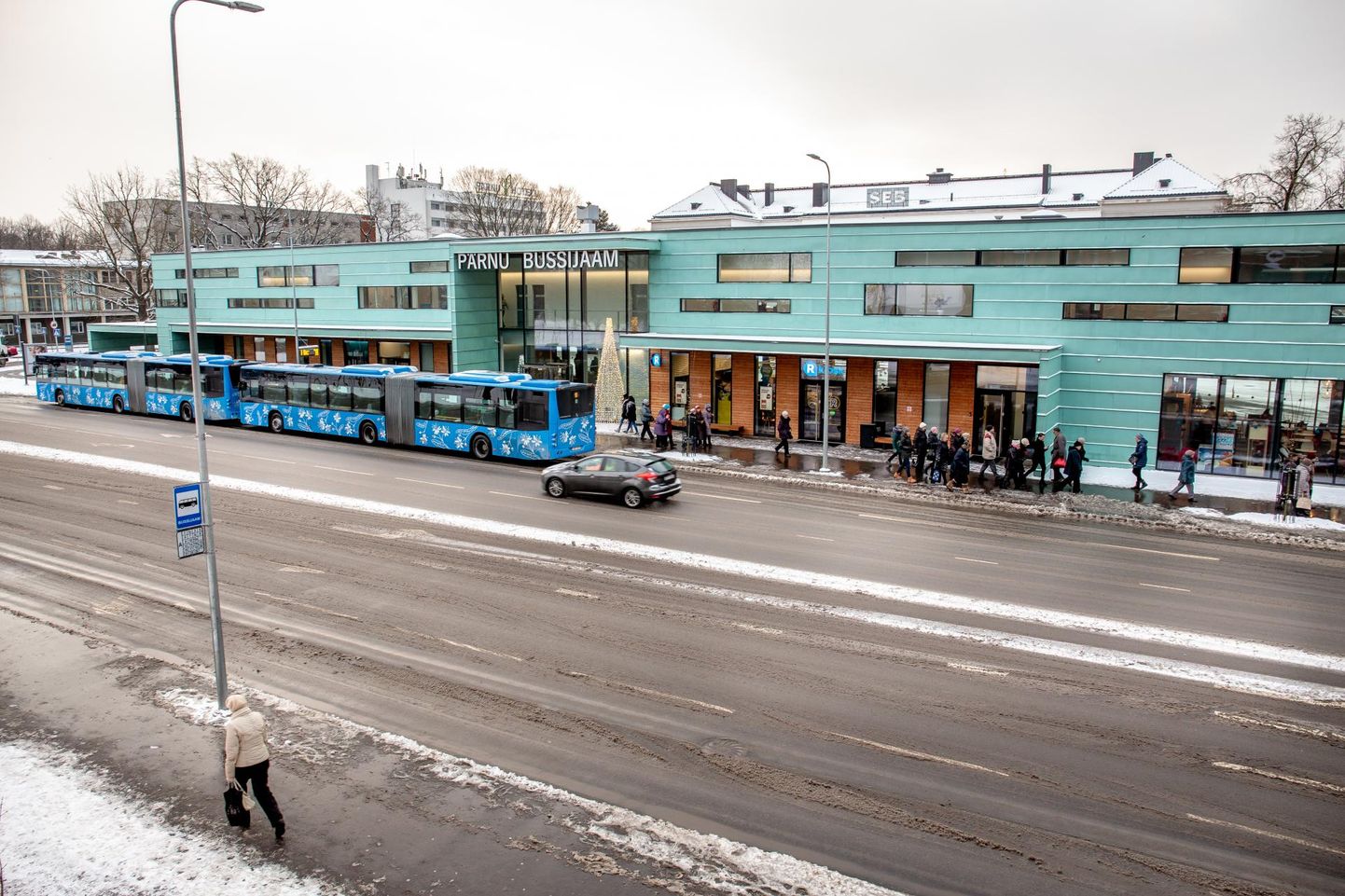 Eestis kinnitati esimene koroonaviirusesse nakatunu, kes jõudis riiki eile õhtul bussiga Riiast. Buss tegi peatuse ka Pärnus ning kolm inimest läksid bussijaamas maha.