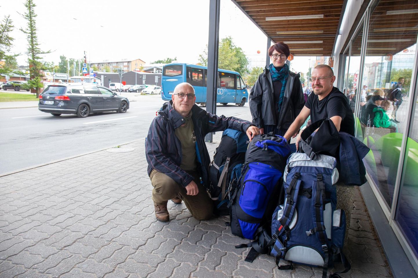 ERMi reisisellid Maido Selgmäe (vasakult), Svetlana Karm ja Arp Karm reede õhtupoolikul Tartu bussijaamas. Ees ootas enam kui 2500 kilomeetri pikkune teekond Handi-Mansimaale, mis kulmineerub Reguly mäetipu vallutamisega augusti keskel.