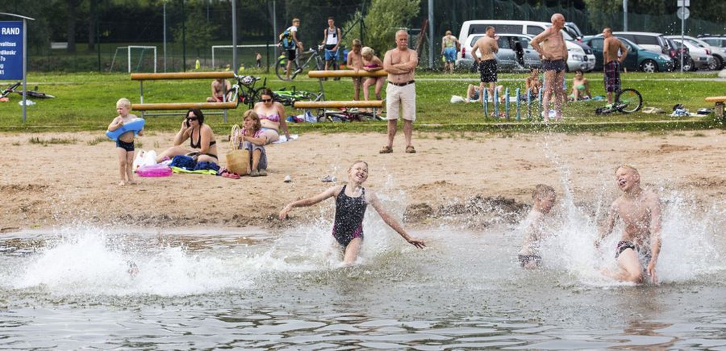 Lapsed saavad Viljandi järves lustida ja kuumi augustipäevi nautida.