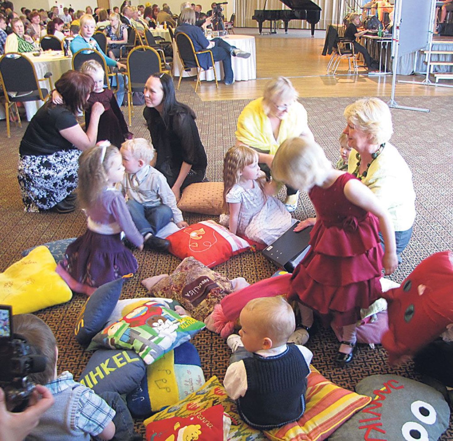 Pärnu vabahariduskeskus korraldab Strandis emadepäeva muusikakohvikut juba viiendat aastat.