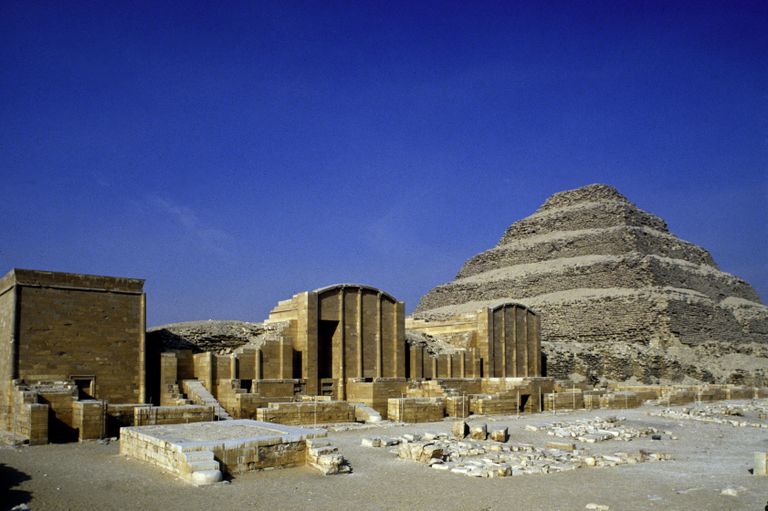 Egiptuses Saqqaras asuv astmikpüramiid ja selle juures olevad ehitised