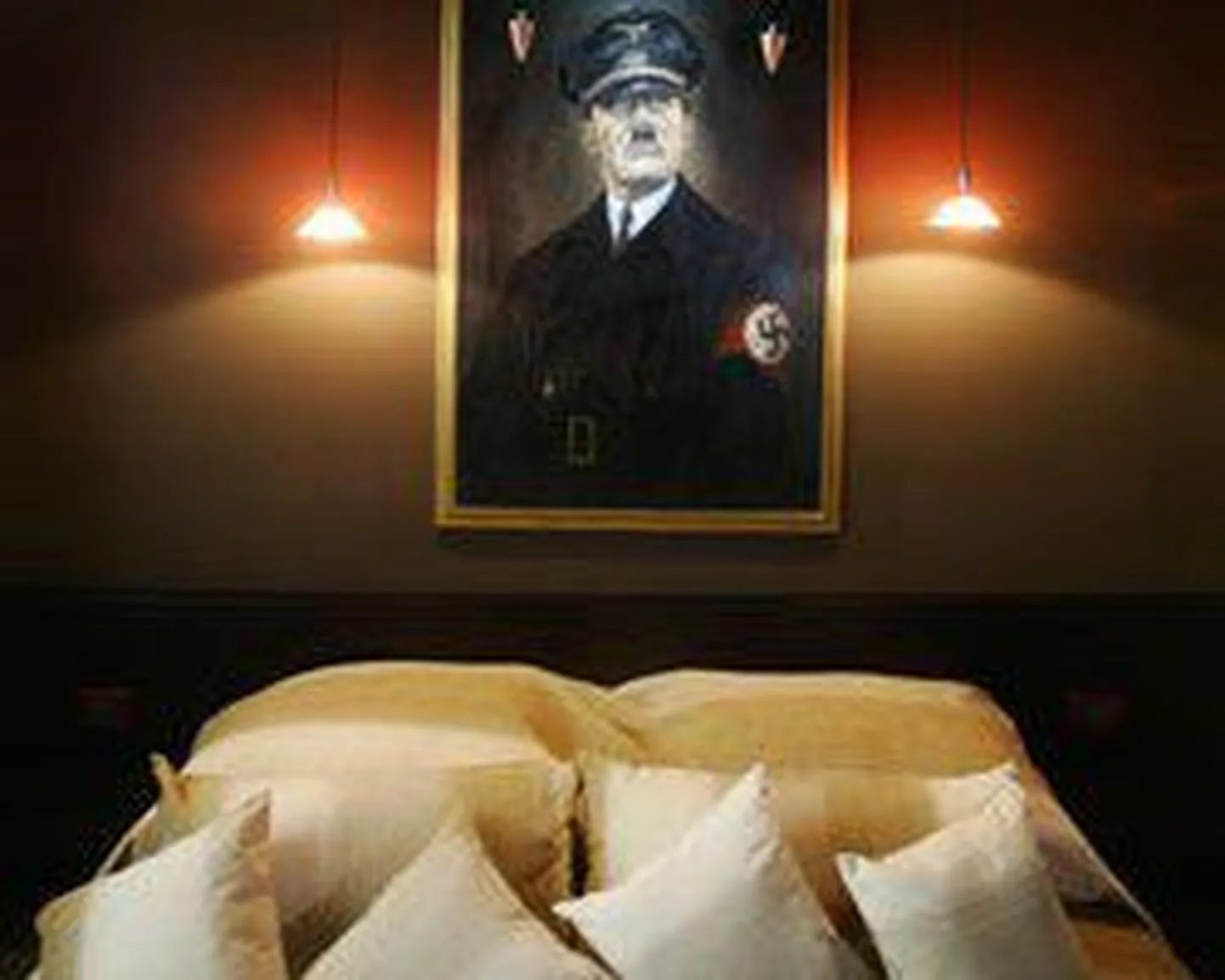 Hitlerit kujutav maal Serbia hotelli seinal