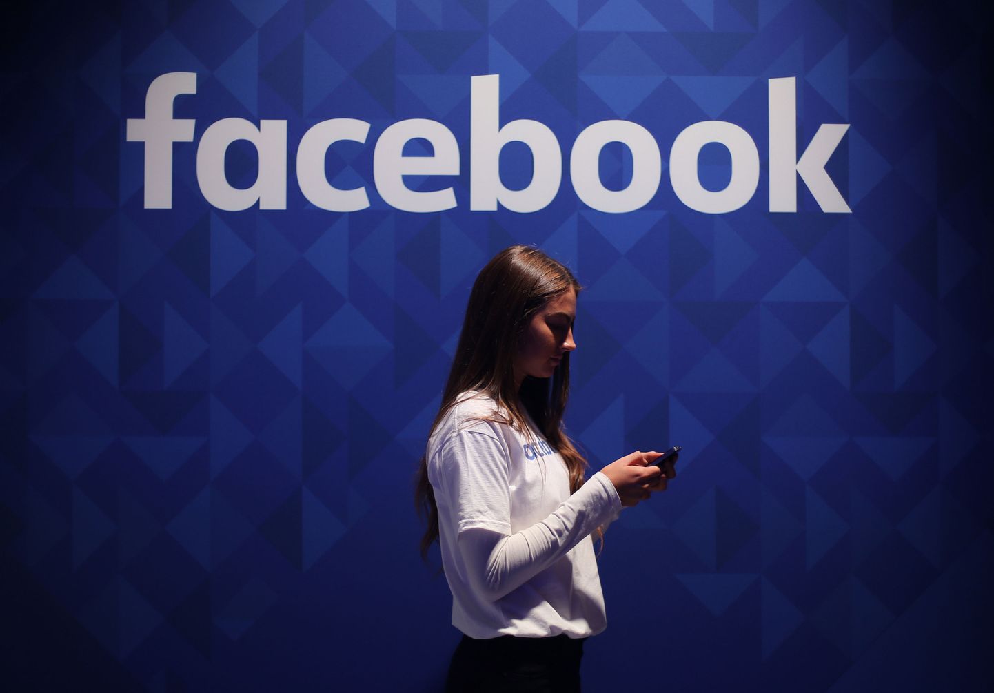 Amnesty hinnangul ohustab Facebooki ärimudel inimõigusi.