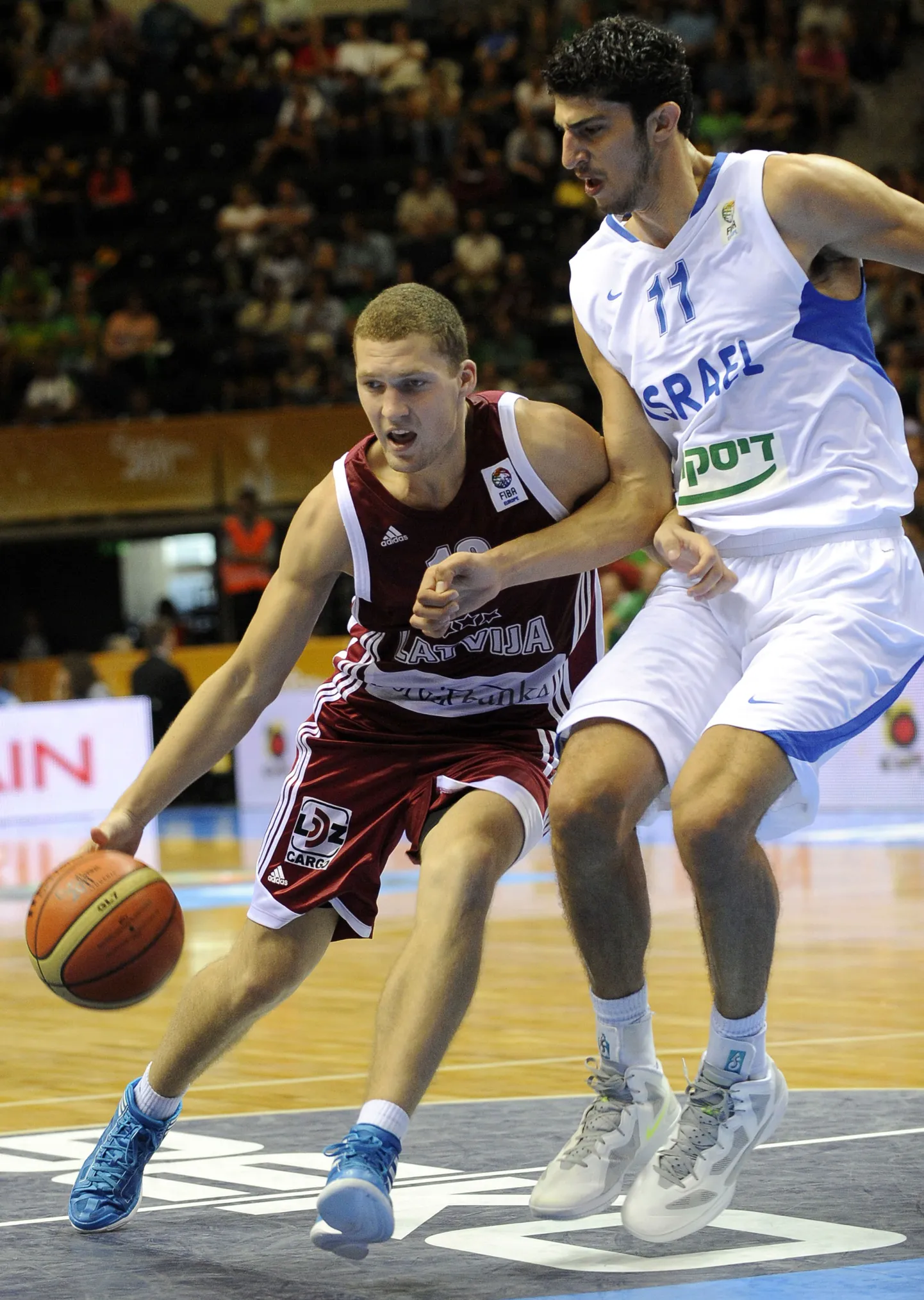 Janis Strelnieks (vasakul).