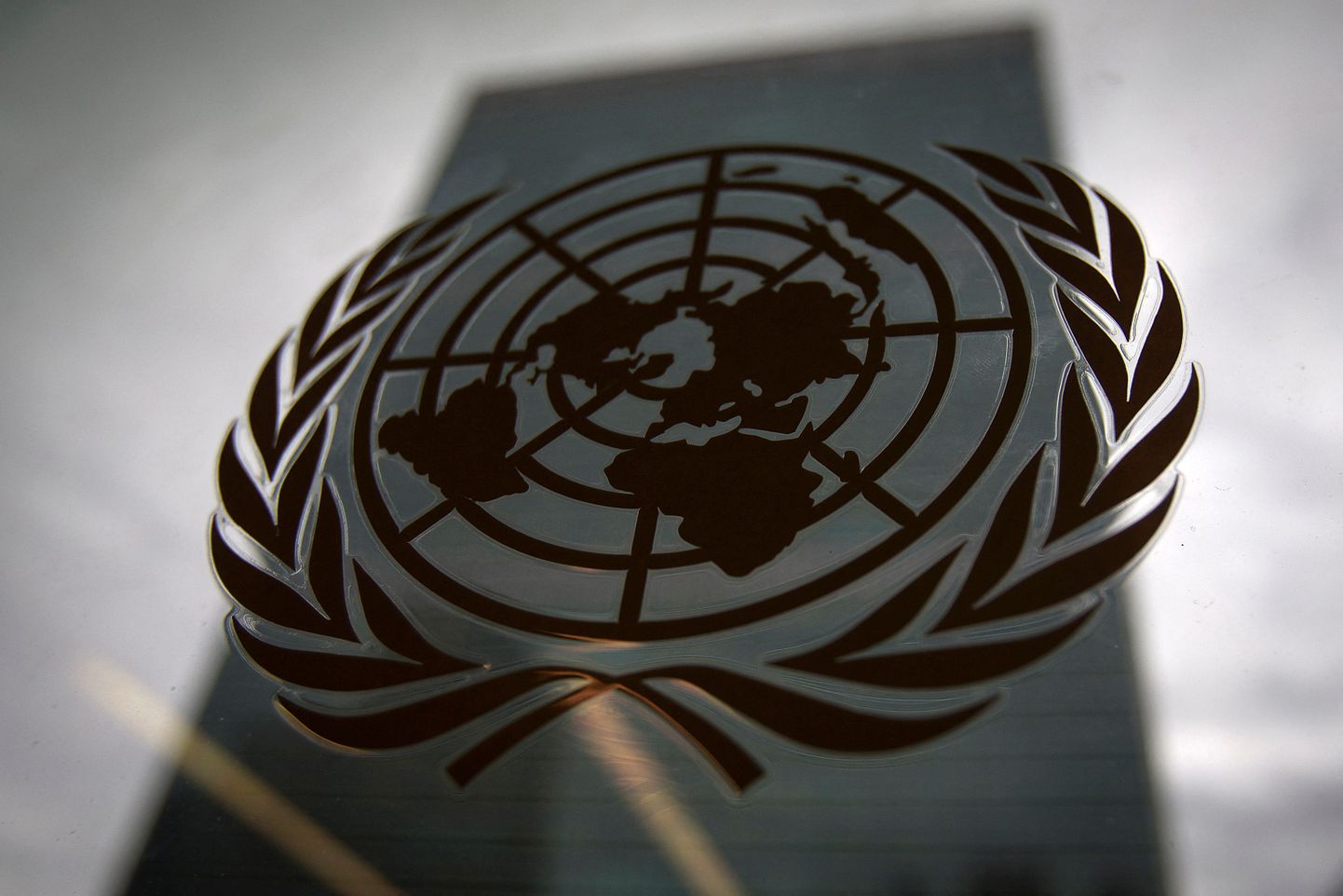 ÜRO logo ja peakorteri siluett. Foto on illustratiivne.