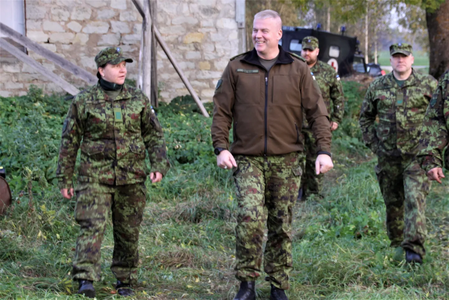 Isamaalise hariduse programmi stipendiaat, Noorte kotkaste Järva maleva pealik Karin Alliku (vasakul) tervitas sügisel Koigis noortelaagris kaitseliidu ülemat, brigaadikindral Riho Ühtegit.