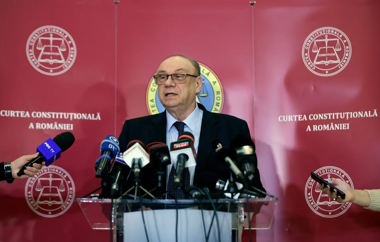 Rumānijas Konstitucionālās tiesas priekšsēdētājs Marians Enače uzrunā medijus Bukarestē, Rumānijā, 2024. gada 2. decembrī.