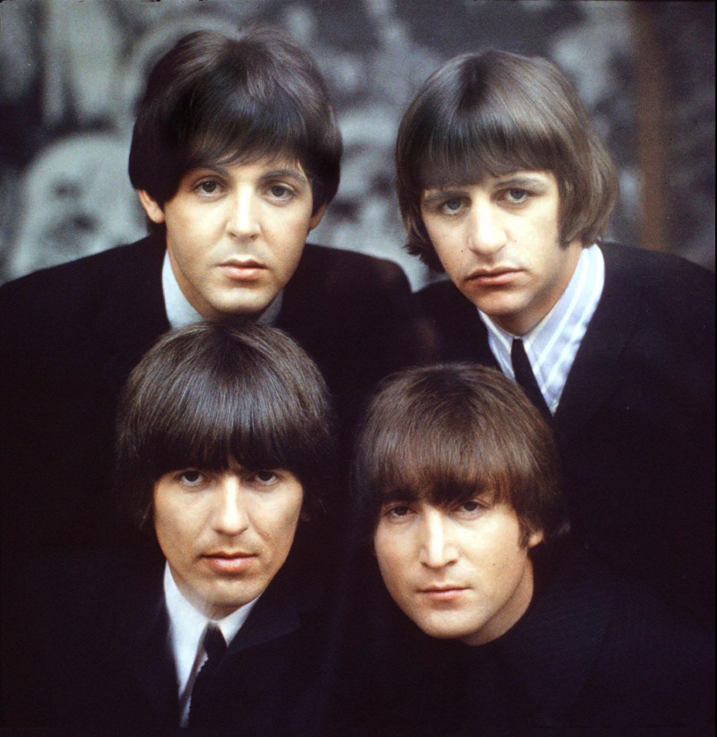 Ansambel The Beatles (kellaosuti suunas vasakult ülevalt alates) koosseisus Paul McCartney, Ringo Starr, John Lennon ja George Harrison.