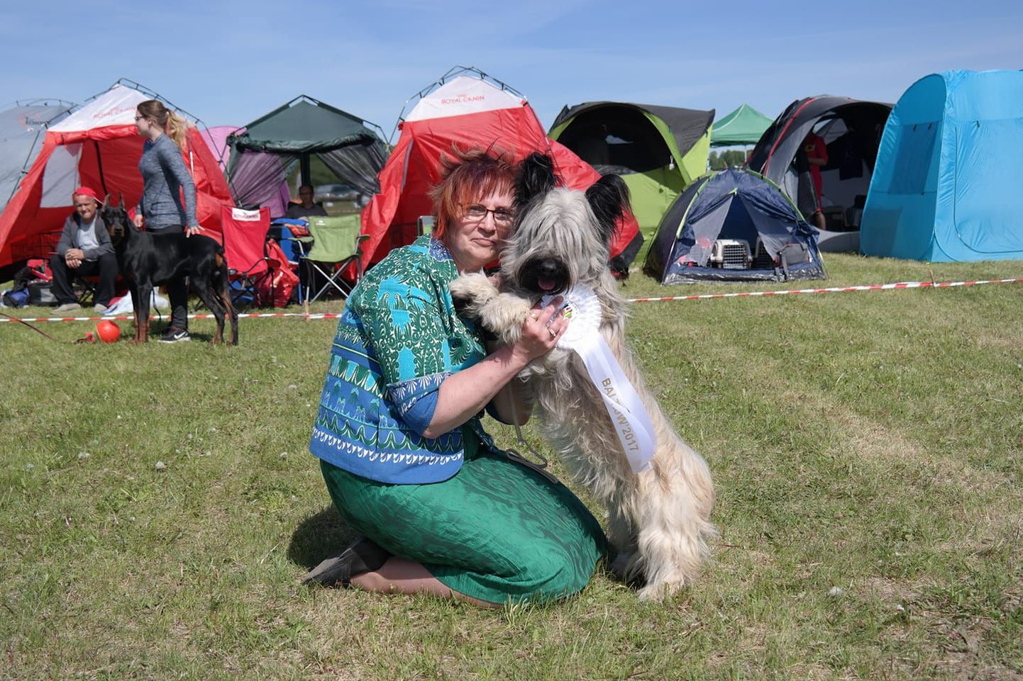 Skye terjer ja tema omanik Rita. Skye terjer on koer, kes oma ajaloolisel kodumaal Suurbritannias jõudnud väljasuremisohus tõugude edetabeli absoluutsesse tippu.