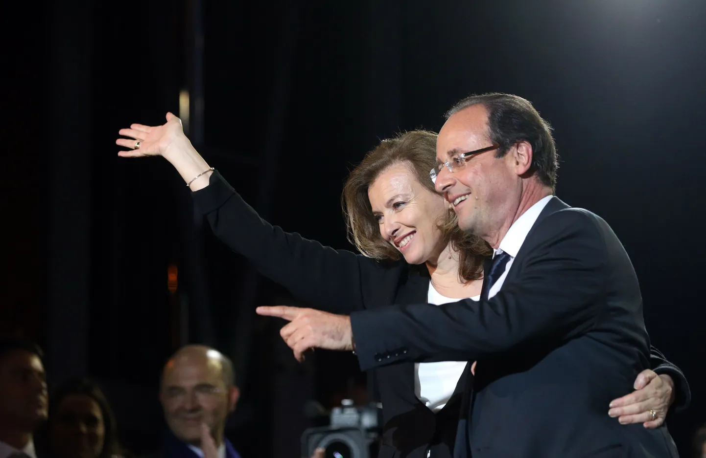 Francois Hollande ja Valerie Trierweiler Bastille' väljakul Pariisis.
