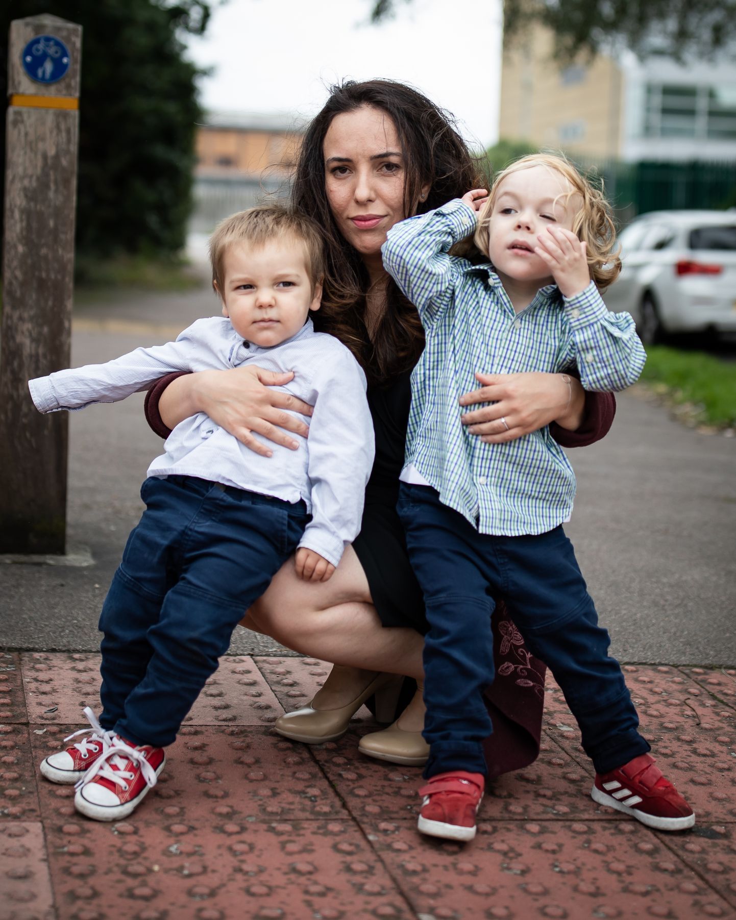 Julian Assange'i elukaaslane ja laste ema Stella Moris (keskel) koos poegade Gabrieli (paremal) ja Maxiga pärast Belmarshi vangla külastamist