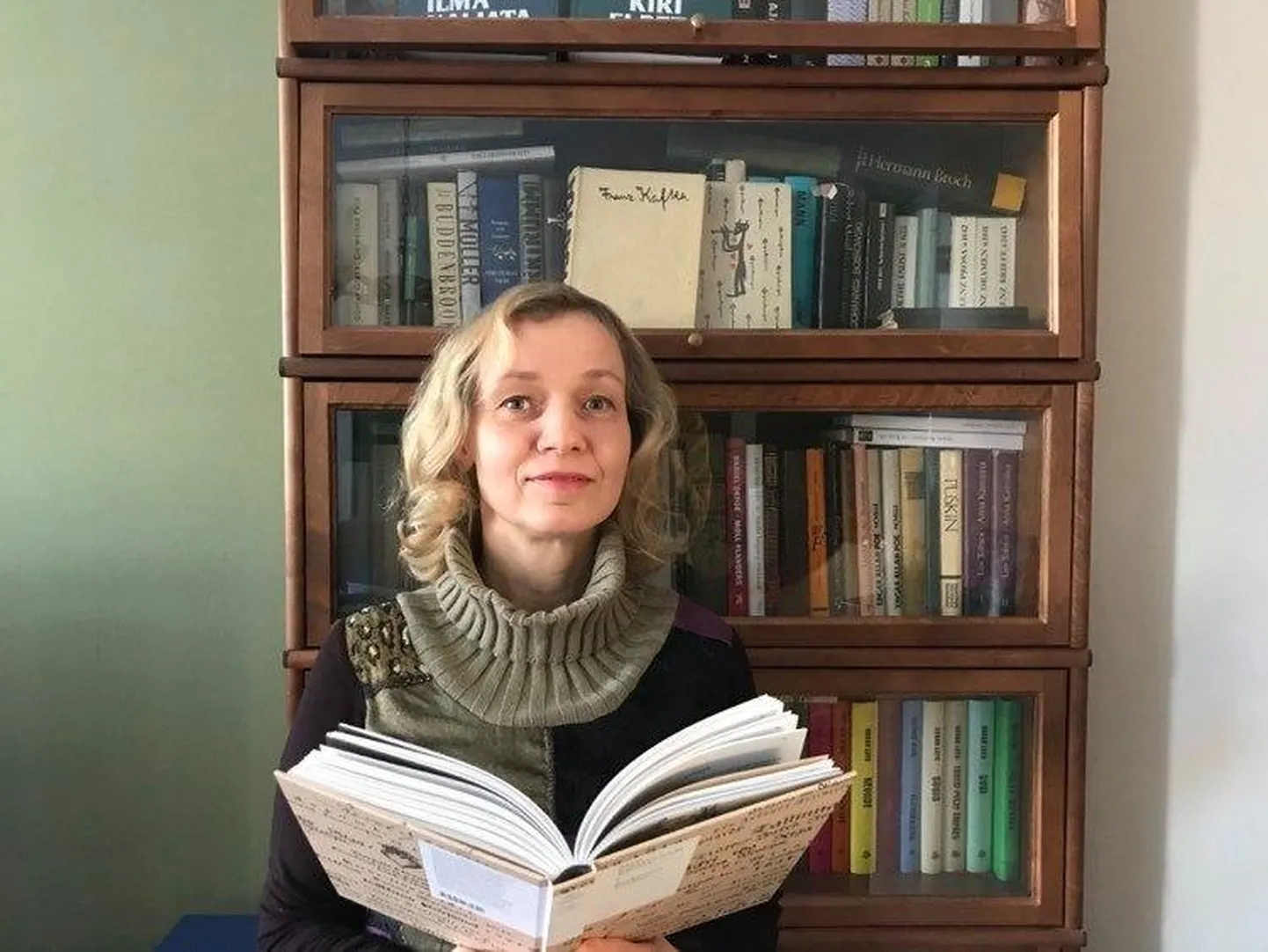 Eneseisolatsioonis Liina Lukas esitles eile vastset raamatut kodustele.