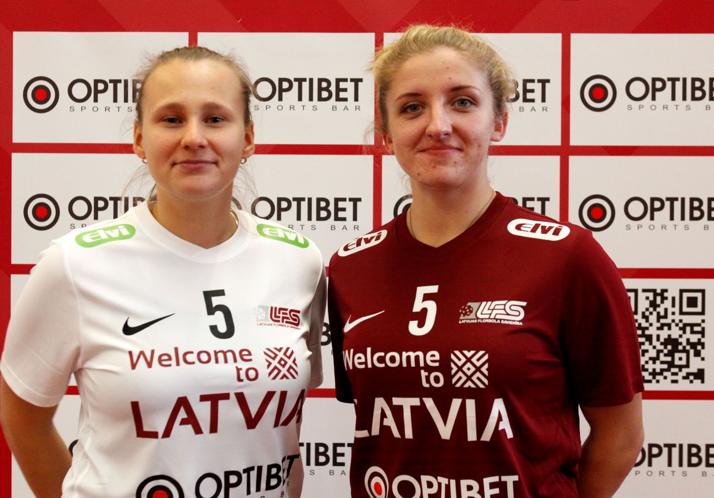 Latvijas sieviešu florbola izlases spēlētājas Kristīne Kirilova (no kreisās) un Elīza Elizabete Bērziņa