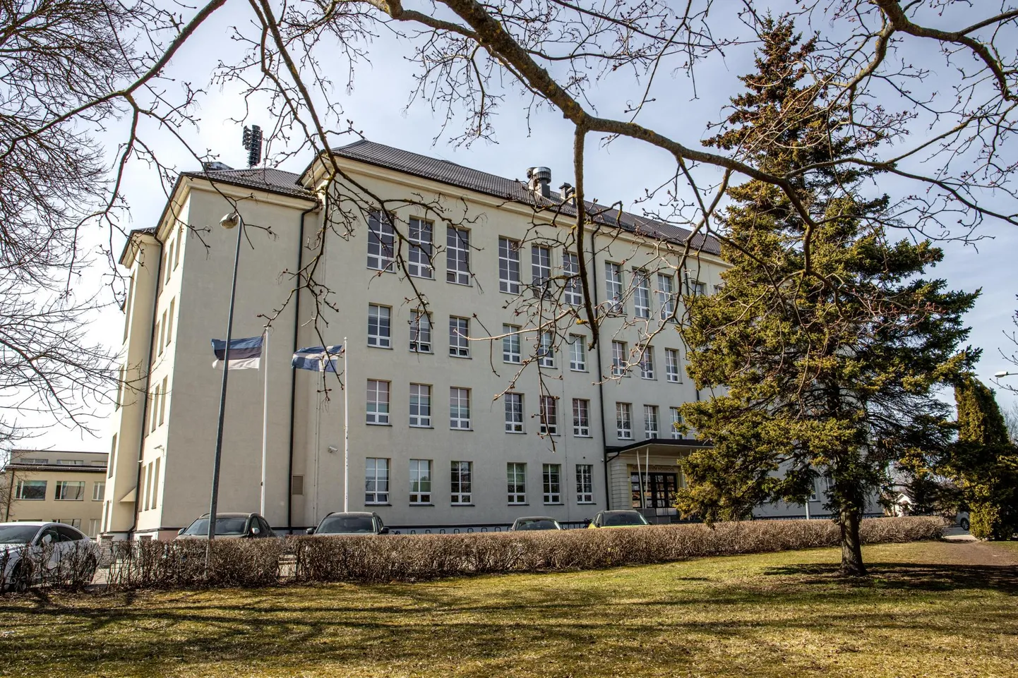 Pärnu Ülejõe põhikooli juurest leitud kahtlane eseme tõttu evakueeriti hoome ühest tiivast paarkümmend õpilast.