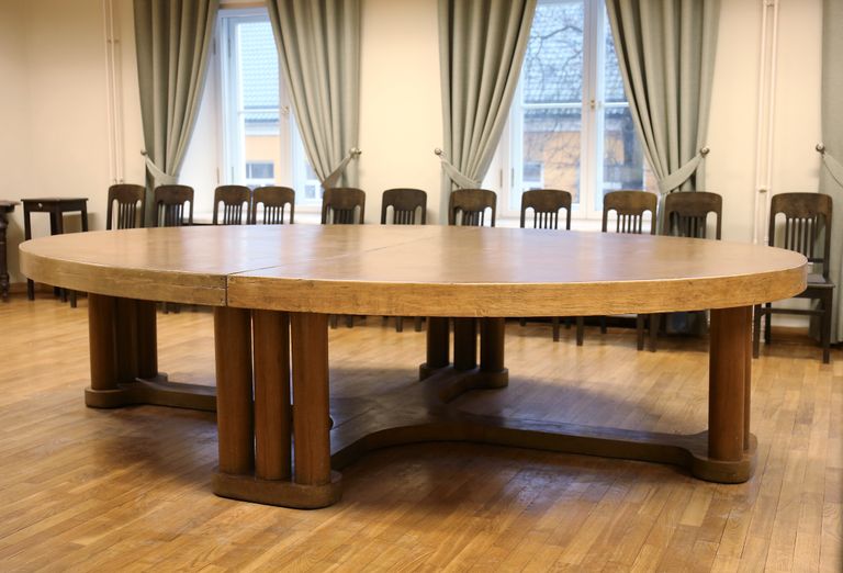 Tartu rahuläbirääkimiste ümmargune laud on jõudnud Poska gümnaasiumi.