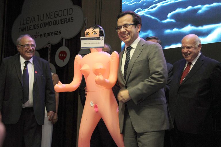 Tšiili majandusjuhid ning majandusminister Luis Cespedes seksinukuga