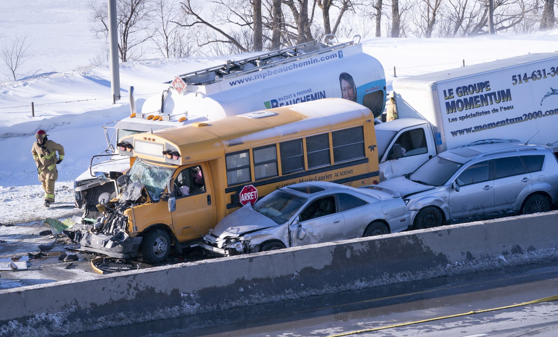 Montreali lähedal ahelavariisse sattunud koolibuss.